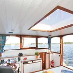 ספינת מלון Houseboats At Marina By Kuhnle-tours