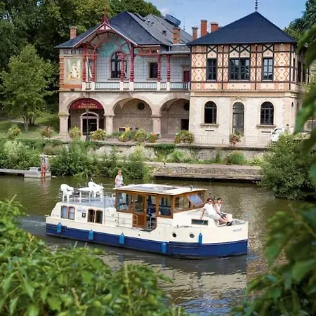 Vintage Houseboats At Harbor By Kuhnle-tours Botel *
